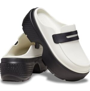 Crocs Unisex-Adult Stomp Loafers In Linen And Black